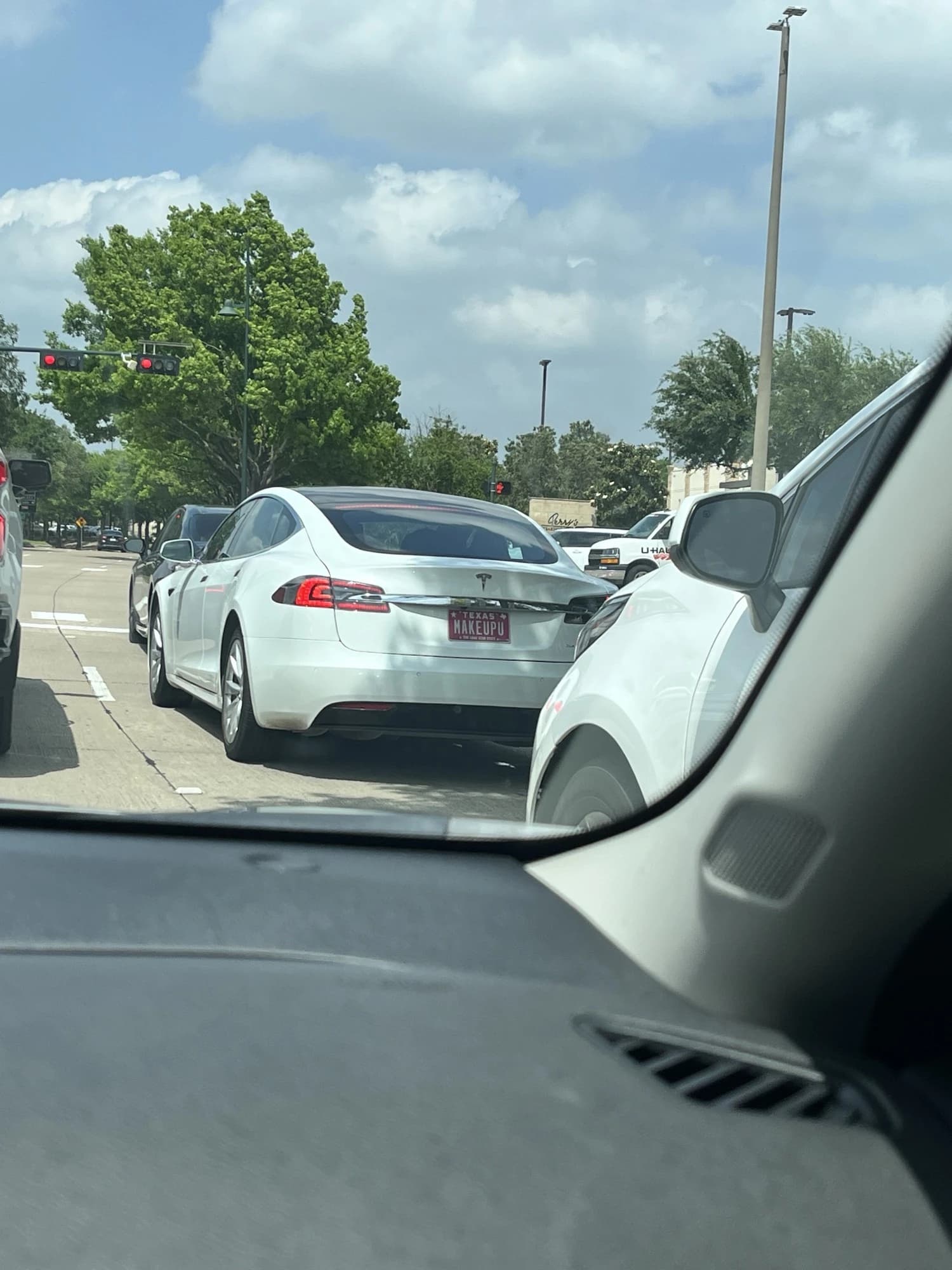 Tesla Model 3 — plate “makeupu”